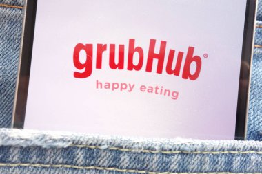 Konskie, Polonya - 02 Haziran 2018: kot pantolon cebinde gizli smartphone üzerinde görüntülenen Grubhub logosu