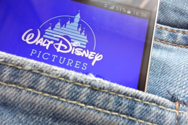 Konskie, Polonya - 02 Haziran 2018: kot pantolon cebinde gizli smartphone üzerinde görüntülenen Walt Disney Pictures logosu