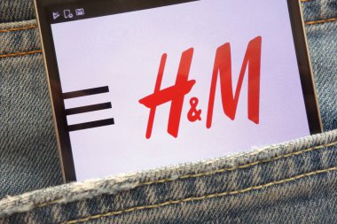 Konskie, Polonya - 02 Haziran 2018: kot pantolon cebinde gizli smartphone üzerinde görüntülenen H ve M Web sitesi