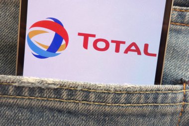 Konskie, Polonya - 02 Haziran 2018: kot pantolon cebinde gizli smartphone üzerinde görüntülenen toplam logosu