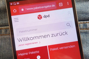 Konskie, Polonya - 02 Haziran 2018: kot pantolon cebinde gizli smartphone üzerinde görüntülenen Dpd Paket Navigator (Almanca versiyonu) Web sitesi