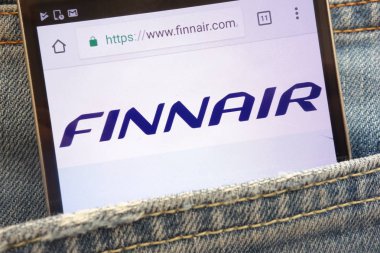 Konskie, Polonya - 02 Haziran 2018: kot pantolon cebinde gizli smartphone üzerinde görüntülenen Finnair Web sitesi