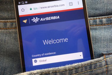 Konskie, Polonya - 02 Haziran 2018: kot pantolon cebinde gizli smartphone üzerinde görüntülenen hava Sırbistan Web sitesi