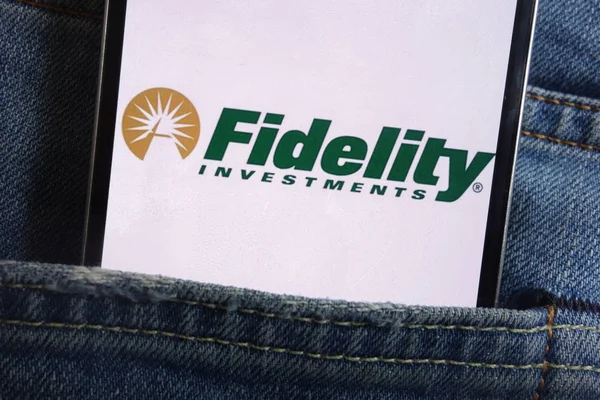 Konskie Polonia Junio 2018 Fidelity Investments Logo Exhibido Smartphone Escondido — Foto de Stock