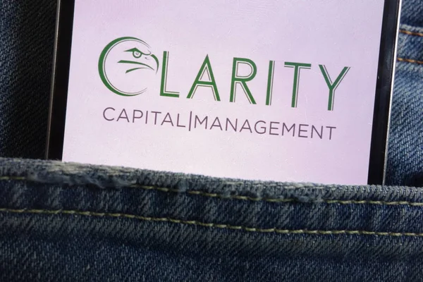 Konskie Polonia Junio 2018 Clarity Capital Management Logo Exhibido Smartphone — Foto de Stock