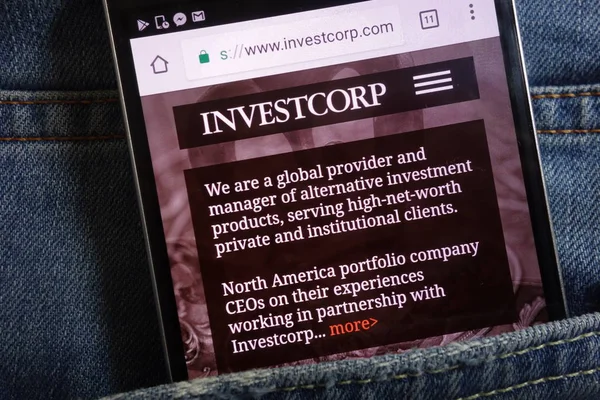 ジーンズのポケットに隠されているスマート フォンに表示される Konskie ポーランド 2018 Investcorp ウェブサイト — ストック写真