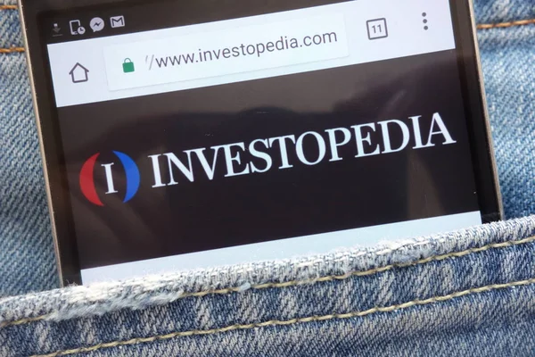 ジーンズのポケットに隠されているスマート フォンに表示される Konskie ポーランド 2018 Investopedia のウェブサイト — ストック写真