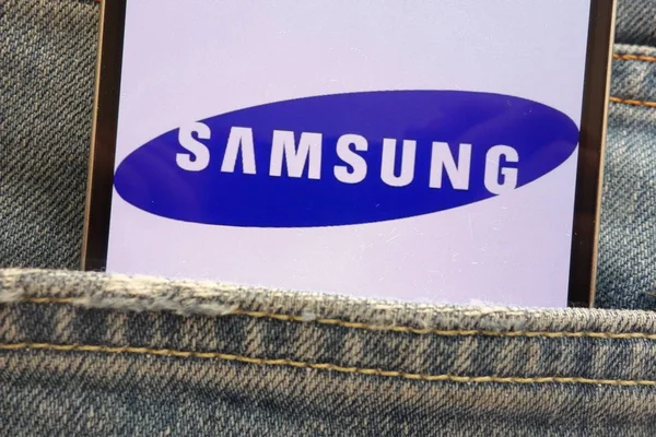 Konskie Poland June 2018 Samsung Logo Displayed Smartphone Hidden Jeans — Stock Photo, Image