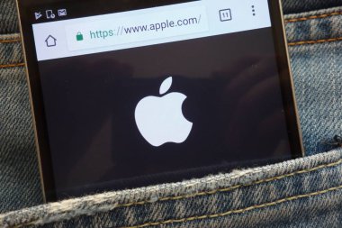 Konskie, Polonya - 02 Haziran 2018: kot pantolon cebinde gizli smartphone üzerinde görüntülenen Apple Web sitesi