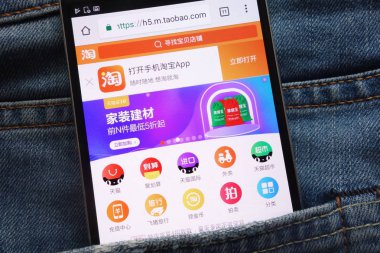 Konskie, Polonya - 02 Haziran 2018: kot pantolon cebinde gizli smartphone üzerinde görüntülenen Taobao Web sitesi