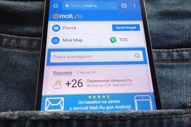 Konskie, Polonya - 02 Haziran 2018: kot pantolon cebinde gizli smartphone üzerinde görüntülenen mail.ru Web sitesi