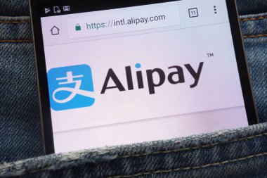 Konskie, Polonya - 02 Haziran 2018: kot pantolon cebinde gizli smartphone üzerinde görüntülenen Alipay Web sitesi