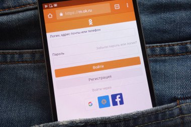 Konskie, Polonya - 02 Haziran 2018: kot pantolon cebinde gizli smartphone üzerinde görüntülenen Odnoklassniki Web sitesi