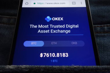 Konskie, Polonya - 02 Haziran 2018: kot pantolon cebinde gizli smartphone üzerinde görüntülenen Okex cryptocurrency exchange Web