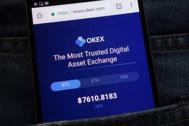Konskie, Polonya - 02 Haziran 2018: kot pantolon cebinde gizli smartphone üzerinde görüntülenen Okex cryptocurrency exchange Web