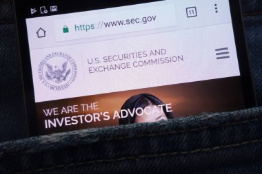 Konskie, Polonya - 02 Haziran 2018: kot pantolon cebinde gizli smartphone üzerinde görüntülenen ABD Menkul Kıymetler ve Borsa Komisyonu web sitesi