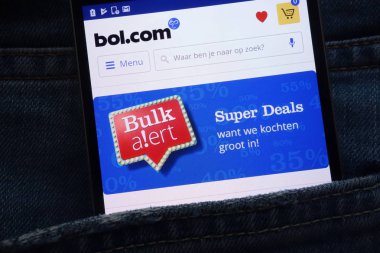 Konskie, Polonya - 02 Haziran 2018: kot pantolon cebinde gizli smartphone üzerinde görüntülenen Bol Web sitesi