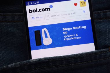 Konskie, Polonya - 02 Haziran 2018: kot pantolon cebinde gizli smartphone üzerinde görüntülenen Bol Web sitesi
