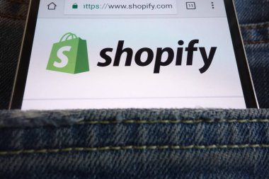 Konskie, Polonya - 02 Haziran 2018: kot pantolon cebinde gizli smartphone üzerinde görüntülenen Web sitesi Shopify
