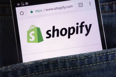 Konskie, Polonya - 02 Haziran 2018: kot pantolon cebinde gizli smartphone üzerinde görüntülenen Web sitesi Shopify