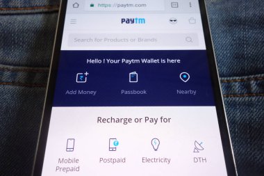 Konskie, Polonya - 02 Haziran 2018: kot pantolon cebinde gizli smartphone üzerinde görüntülenen Paytm Web sitesi