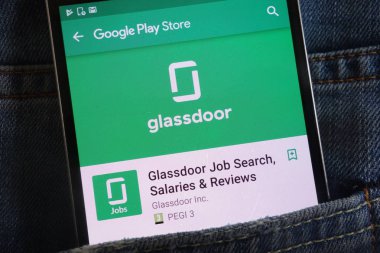 Konskie, Polonya - 02 Haziran 2018: Glassdoor iş arama uygulaması üzerinde kot pantolon cebinde gizli smartphone üzerinde görüntülenen Google oyun mağaza web sitesi