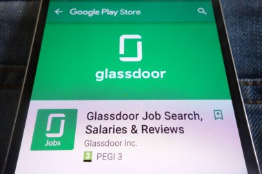 Konskie, Polonya - 02 Haziran 2018: Glassdoor iş arama uygulaması üzerinde kot pantolon cebinde gizli smartphone üzerinde görüntülenen Google oyun mağaza web sitesi