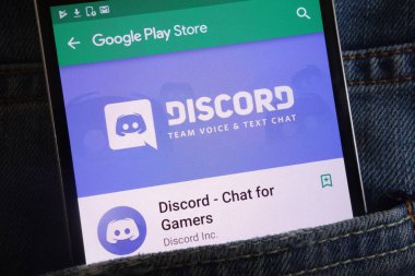 Konskie, Polonya - 02 Haziran 2018: Anlaşmazlık app kot pantolon cebinde gizli smartphone üzerinde görüntülenen Google oyun mağaza web sitesinde