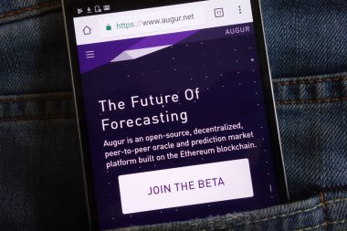 Konskie, Polonya - 02 Haziran 2018: kot pantolon cebinde gizli smartphone üzerinde görüntülenen Augur cryptocurrency Web sitesi