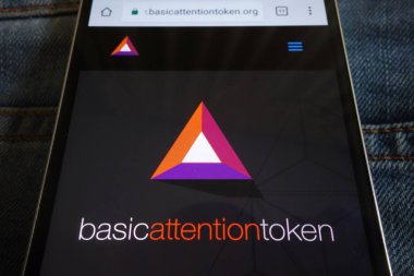 Konskie, Polonya - 02 Haziran 2018: kot pantolon cebinde gizli smartphone üzerinde görüntülenen temel dikkat Token cryptocurrency Web sitesi