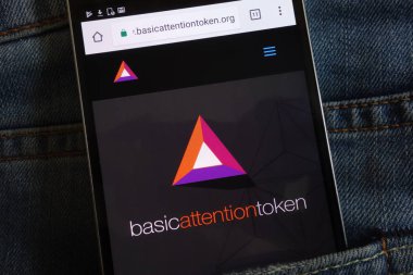 Konskie, Polonya - 02 Haziran 2018: kot pantolon cebinde gizli smartphone üzerinde görüntülenen temel dikkat Token cryptocurrency Web sitesi