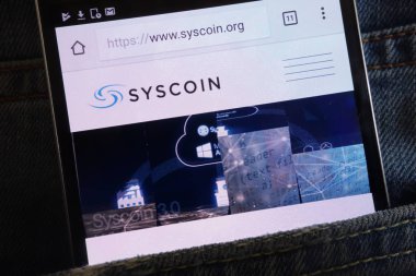 Konskie, Polonya - 02 Haziran 2018: kot pantolon cebinde gizli smartphone üzerinde görüntülenen Syscoin cryptocurrency Web sitesi
