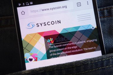 Konskie, Polonya - 02 Haziran 2018: kot pantolon cebinde gizli smartphone üzerinde görüntülenen Syscoin cryptocurrency Web sitesi