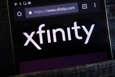 Konskie, Polonya - 02 Haziran 2018: kot pantolon cebinde gizli smartphone üzerinde görüntülenen Xfinity Web sitesi