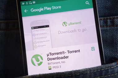 Konskie, Polonya - 02 Haziran 2018: utorrent app kot pantolon cebinde gizli smartphone üzerinde görüntülenen Google oyun mağaza web sitesinde