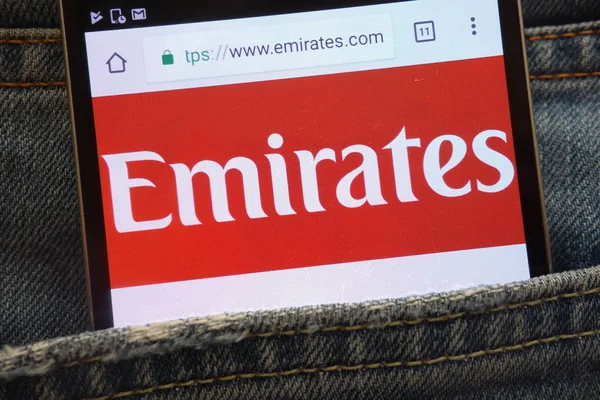 Конский Польша Июня 2018 Сайт Emirates Отображается Смартфоне Спрятанном Кармане — стоковое фото