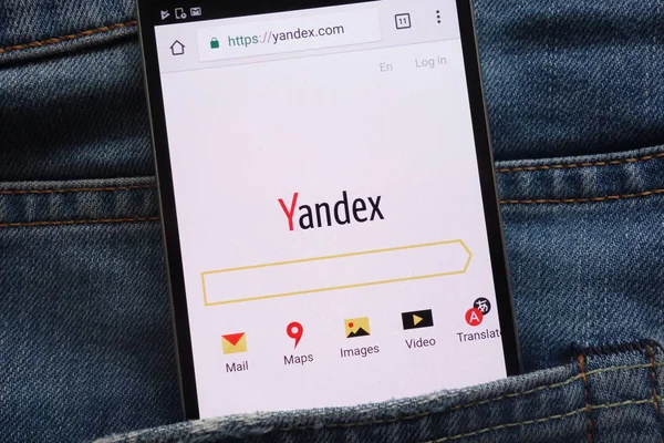 Konskie 2018年6月02日 Yandex 网站上显示的智能手机隐藏在牛仔裤口袋里 — 图库照片