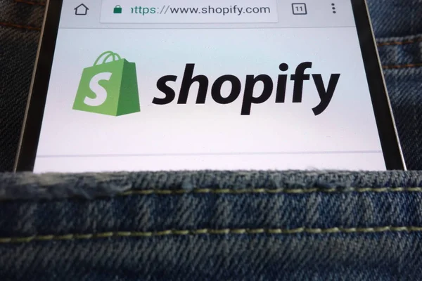 Konskie Polen Juni 2018 Shopify Website Auf Smartphone Jeanstasche Versteckt — Stockfoto