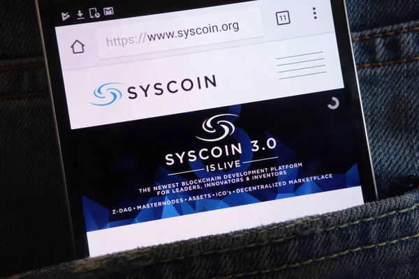 Konskie, Polonya - 02 Haziran 2018: kot pantolon cebinde gizli smartphone üzerinde görüntülenen Syscoin cryptocurrency Web sitesi