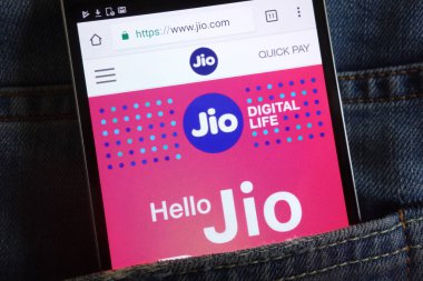 Konskie, Polonya - 02 Haziran 2018: kot pantolon cebinde gizli smartphone üzerinde görüntülenen Jio Web sitesi