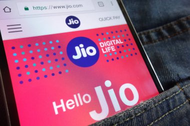 Konskie, Polonya - 02 Haziran 2018: kot pantolon cebinde gizli smartphone üzerinde görüntülenen Jio Web sitesi