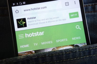 Konskie, Polonya - 02 Haziran 2018: kot pantolon cebinde gizli smartphone üzerinde görüntülenen Hotstar Web sitesi
