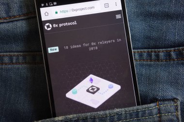 Konskie, Polonya - 02 Haziran 2018: kot pantolon cebinde gizli smartphone üzerinde görüntülenen öküz (Zrx) cryptocurrency Web sitesi