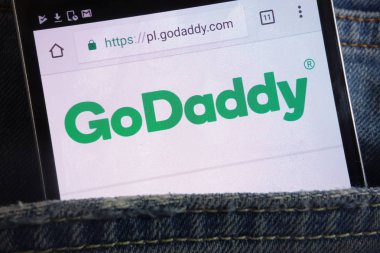 Konskie, Polonya - 02 Haziran 2018: kot pantolon cebinde gizli smartphone üzerinde görüntülenen Godaddy Web sitesi
