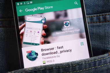 Konskie, Polonya - 02 Haziran 2018: Tarayıcı app (Thinkmobile Go) kot pantolon cebinde gizli smartphone üzerinde görüntülenen Google oyun mağaza web sitesi