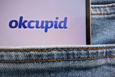 Konskie, Polonya - 08 Haziran 2018: kot pantolon cebinde gizli smartphone üzerinde görüntülenen Okcupid logosu