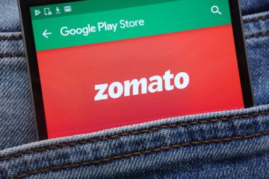 Konskie, Polonya - 09 Haziran 2018: Zomato app kot pantolon cebinde gizli smartphone üzerinde görüntülenen Google oyun mağaza web sitesinde
