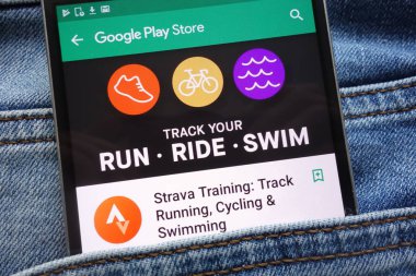Konskie, Polonya - 09 Haziran 2018: Strava eğitim: parça Bisiklete binme ve yüzme app kot pantolon cebinde gizli smartphone üzerinde görüntülenen Google oyun mağaza web sitesi üzerinde çalışan,