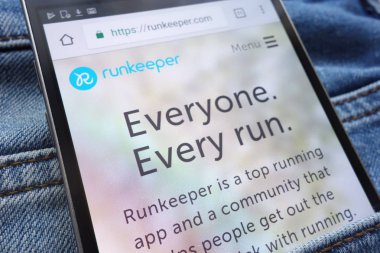 Konskie, Polonya - 09 Haziran 2018: kot pantolon cebinde gizli smartphone üzerinde görüntülenen Runkeeper Web sitesi
