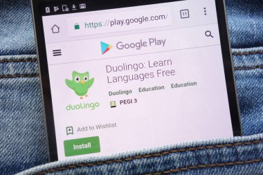 Konskie, Polonya - 09 Haziran 2018: Duolingo app kot pantolon cebinde gizli smartphone üzerinde görüntülenen Google oyun web sitesinde